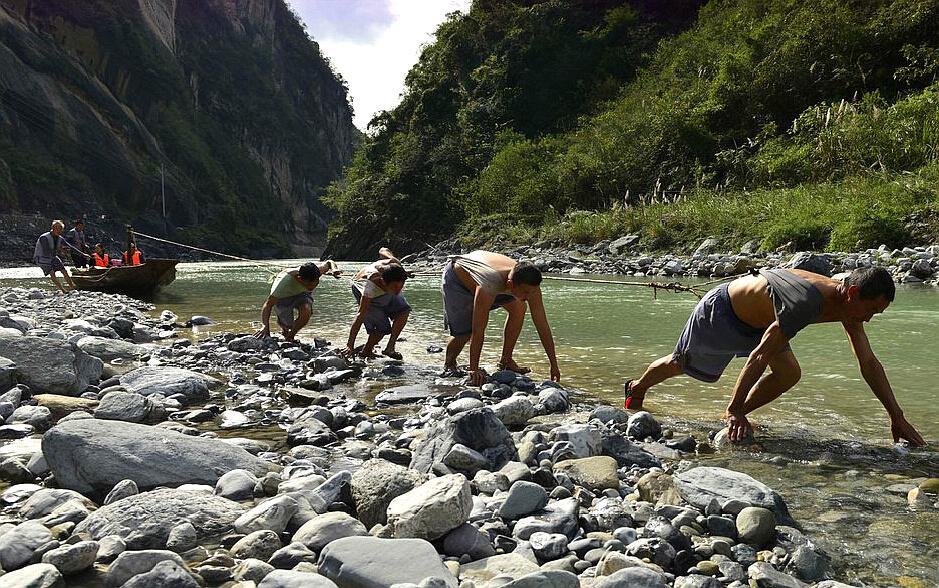 码头船工纤夫处于社会最底层,靠出卖自身的劳动力为生,他们不管酷暑