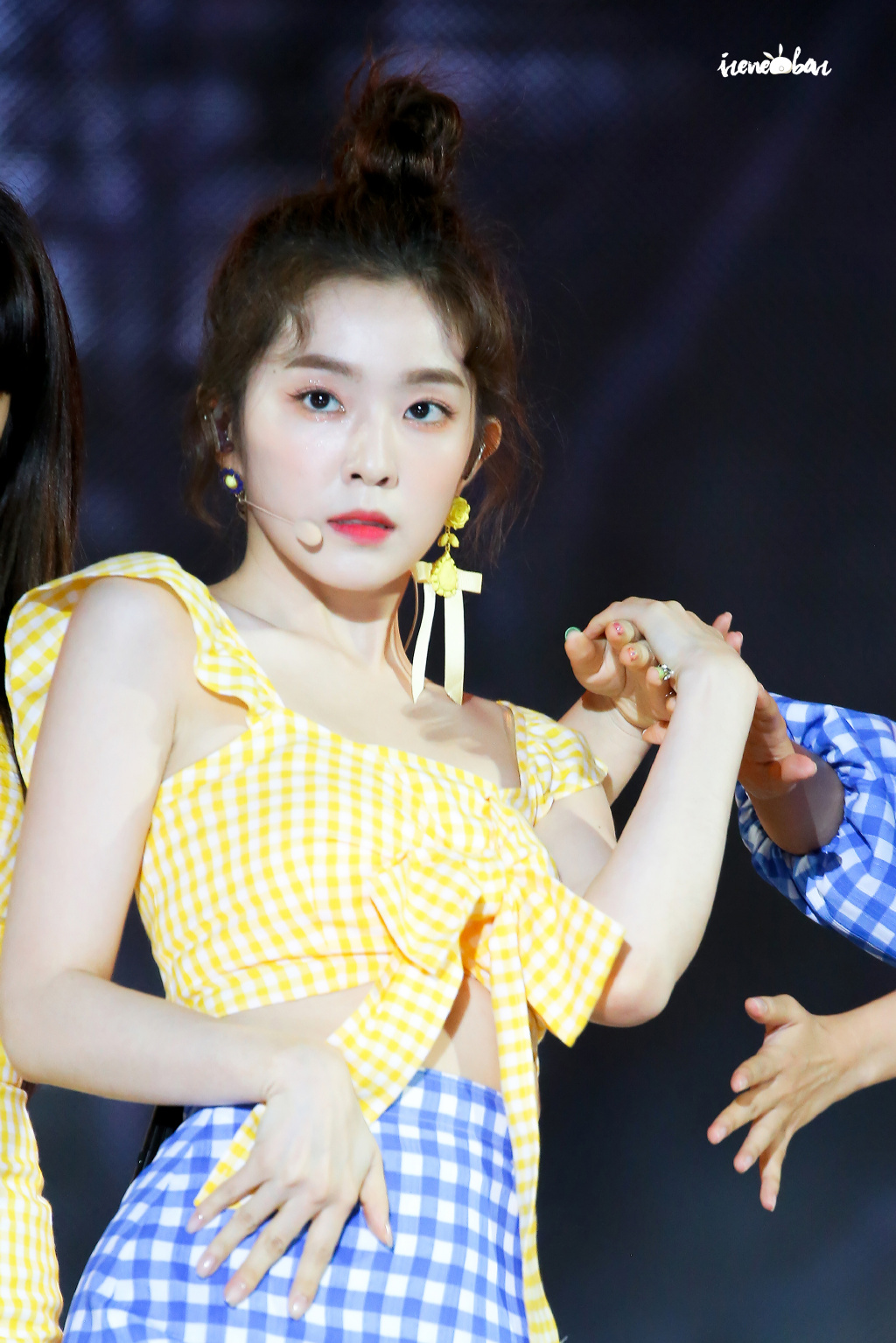 红贝贝新歌来袭 颜神裴珠泫夏日玻璃眼妆太靓了吧