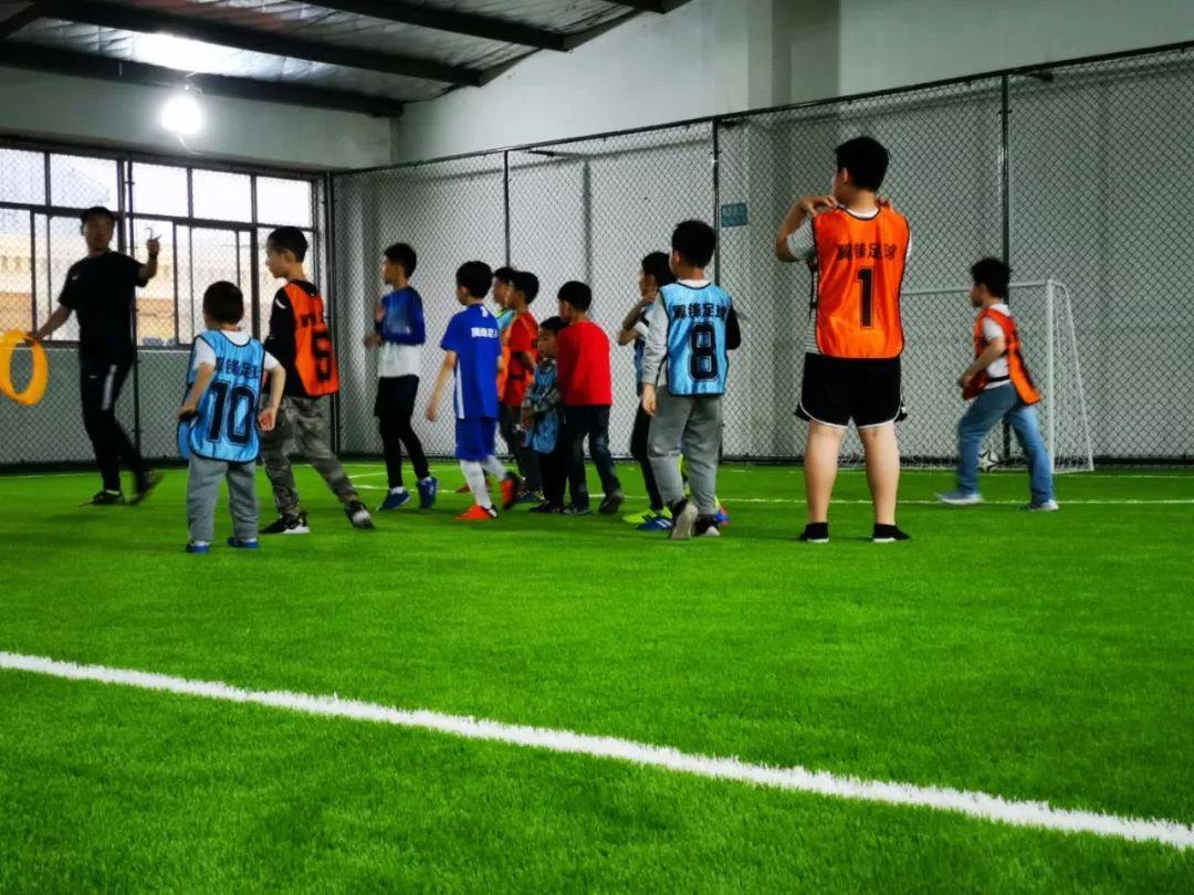 海安微教育来吧这个暑假我在室内足球场踢球啦