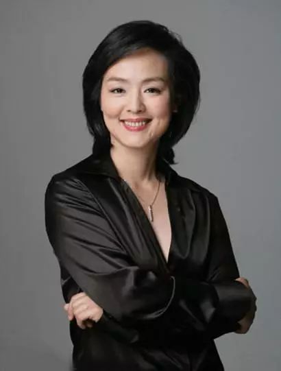 央视主持人孙小梅疑似甜蜜姐弟恋,53岁女神形象依旧