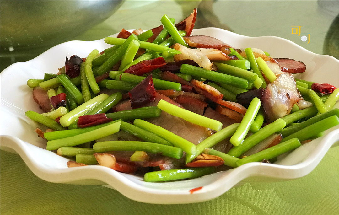 蒜苔炒酱肉一盘.