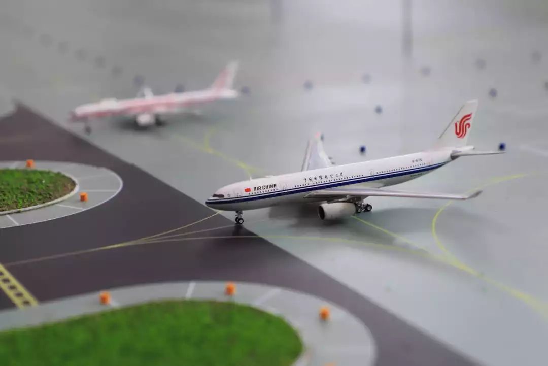 这个1:400的首都机场t3航站楼的模型,做工非常精致,同学们驻足仔细