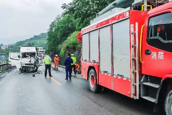 六盘水发生两起交通事故,三车相撞,现场汽车碎片散落一地.