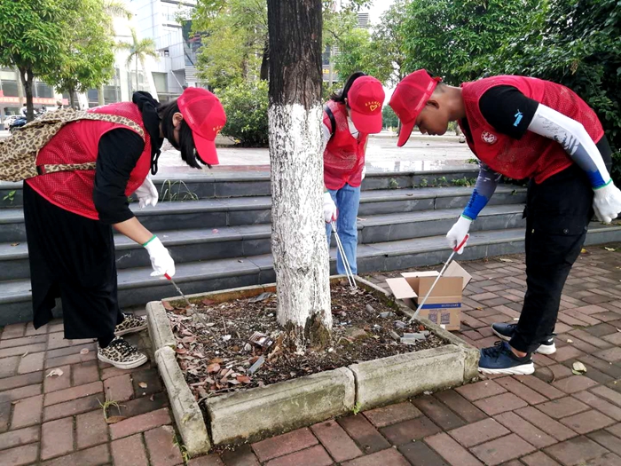 崇左市自愿者开展"捡烟头更是捡文明"志愿服务活动
