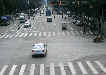 违法时间:2019-06-15 08:51:41违法路段:人民路与新兴路十字路口违法