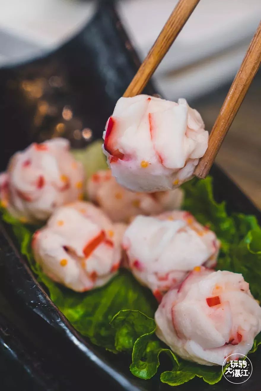 大块龙虾肉肉眼可见,满满的鱼籽不止存在于表面,内心也有实打实的鱼籽