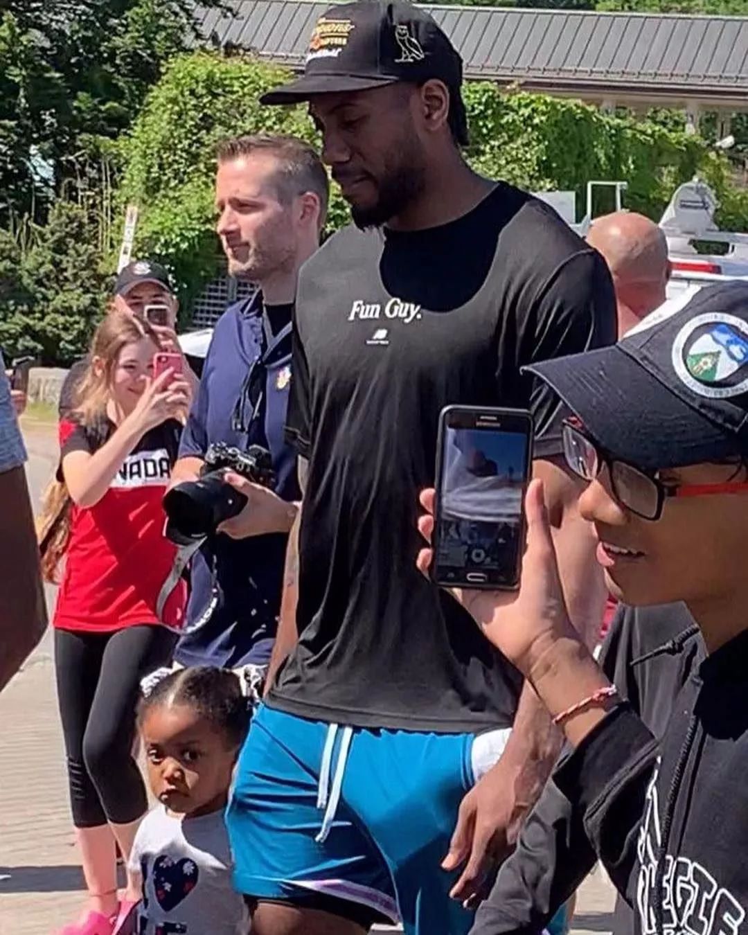 伦纳德夺冠后忙什么?放纵饮食化身奶爸,跟马刺前队友关系真铁啊