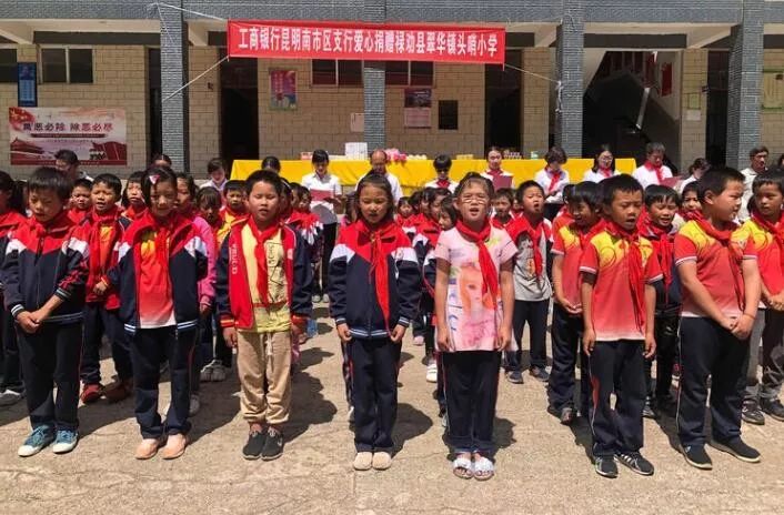 能看到孩子们的纯真笑容我们心满意足