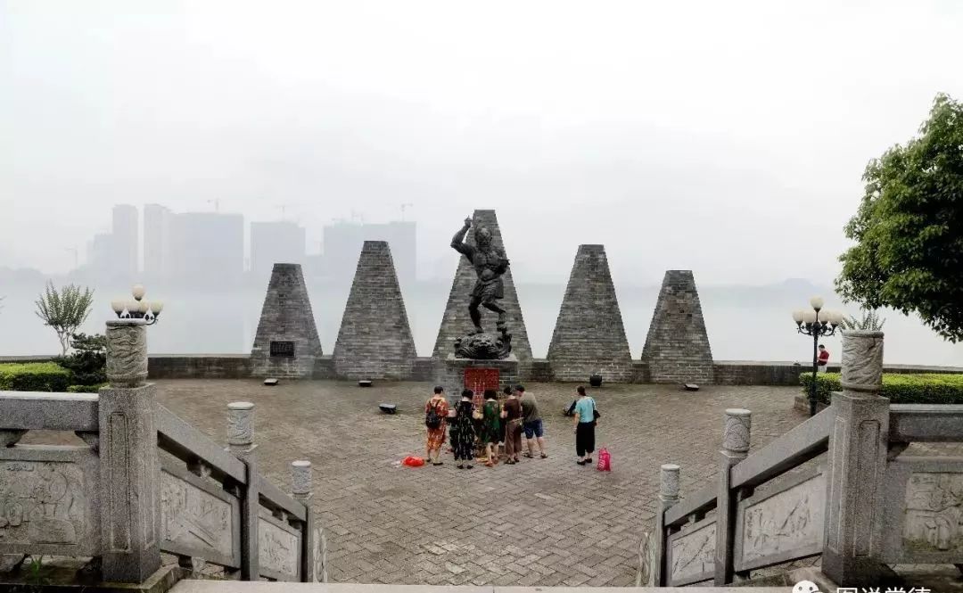 2015年7月15日,花丛相拥中的笔架城.