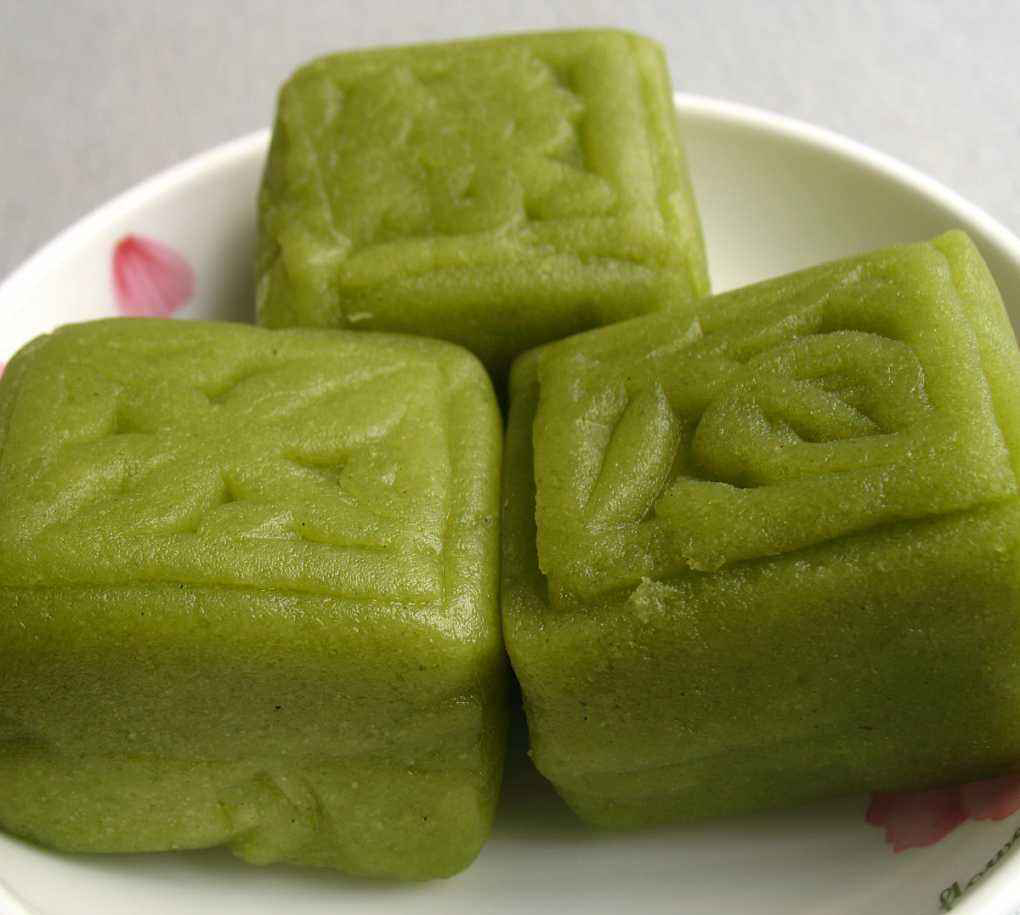 在农村我们家常常会做这种消暑食品来吃,那就是易做的绿豆糕.