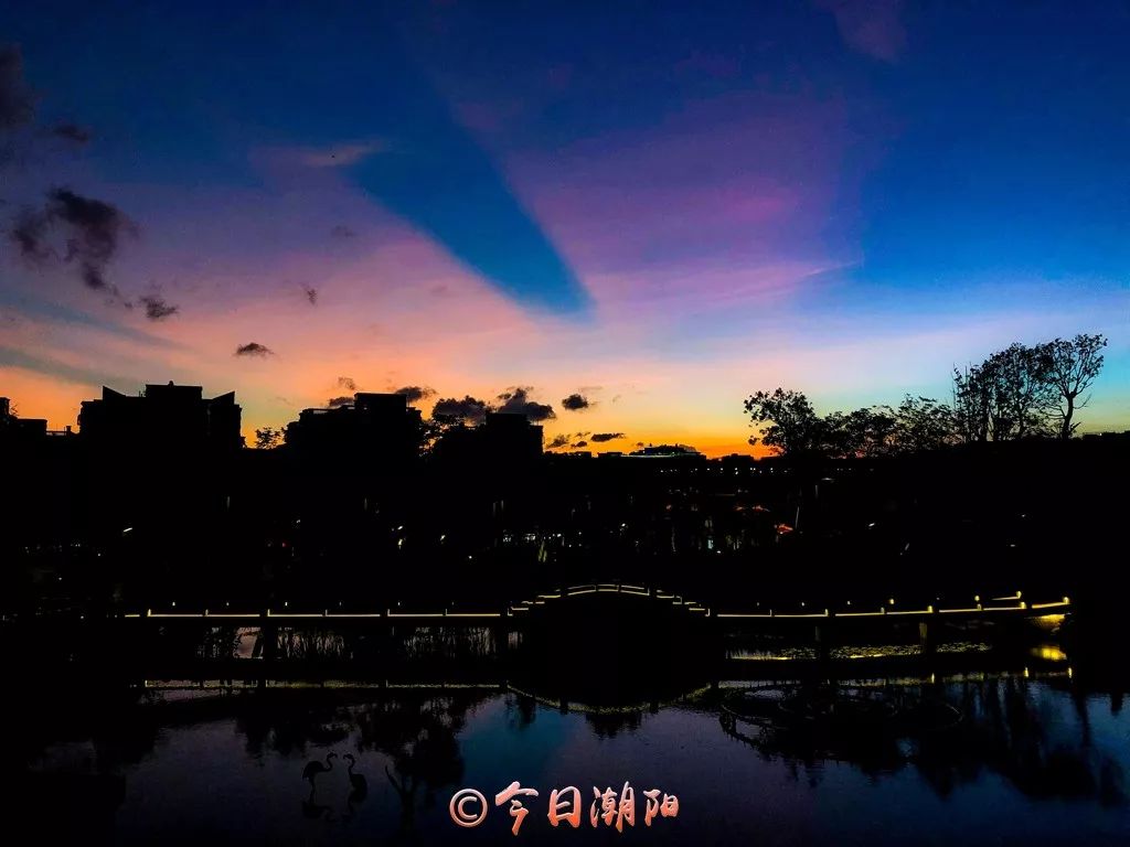 今天,東山公園很多人拿手機在拍._潮陽