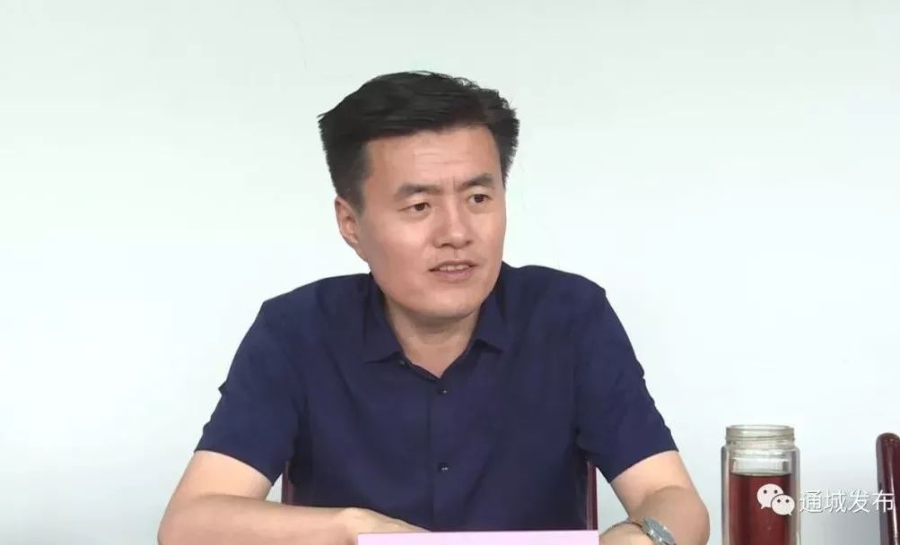 县委副书记杨修伟,副县长王功辉出席会议.