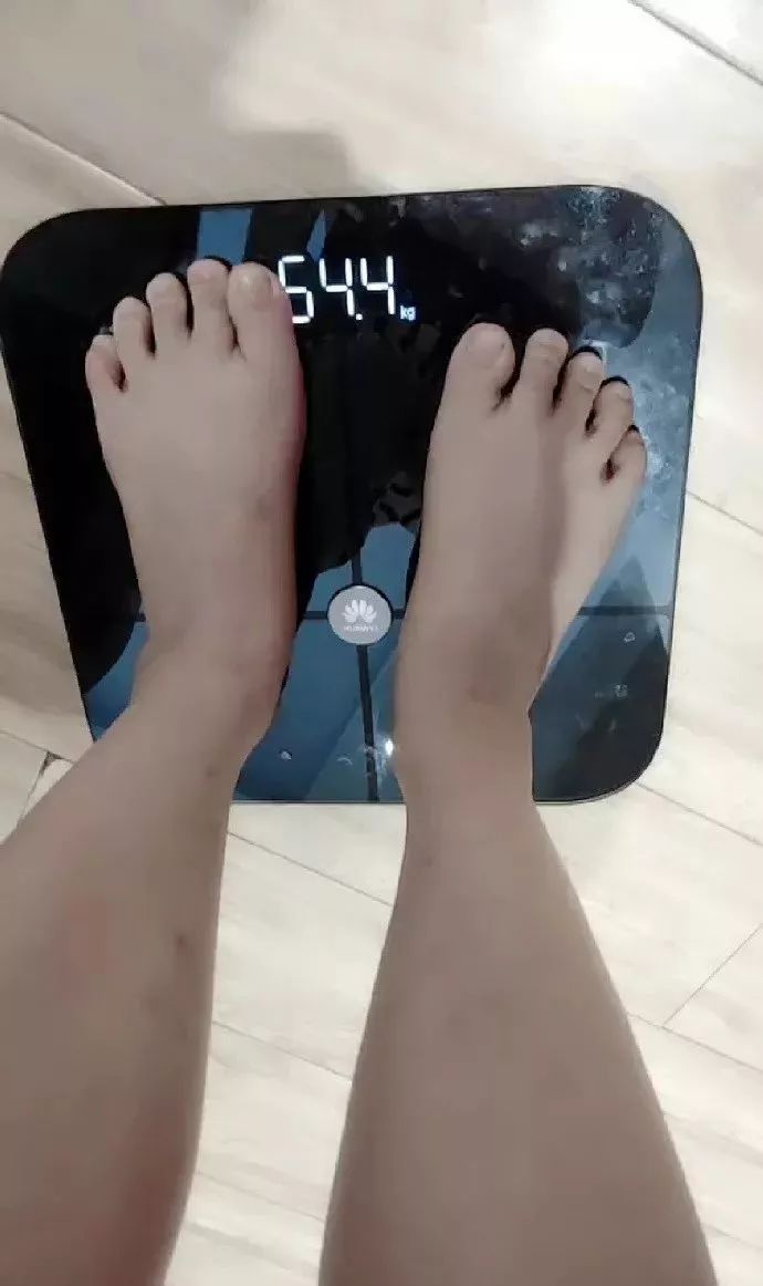 这是不是称体重时自欺欺人的你