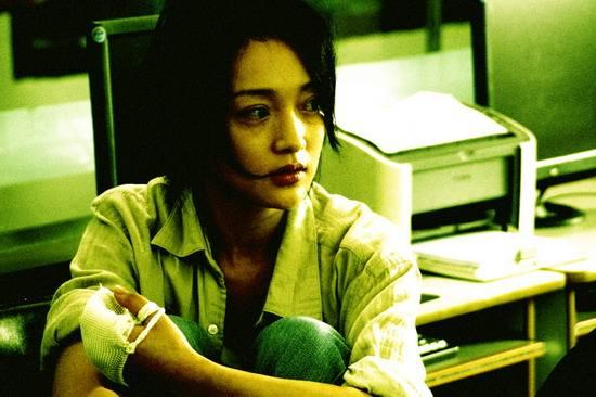 在其演艺生涯里面有太多经典的角色了,在《苏州河》里一人分饰两角