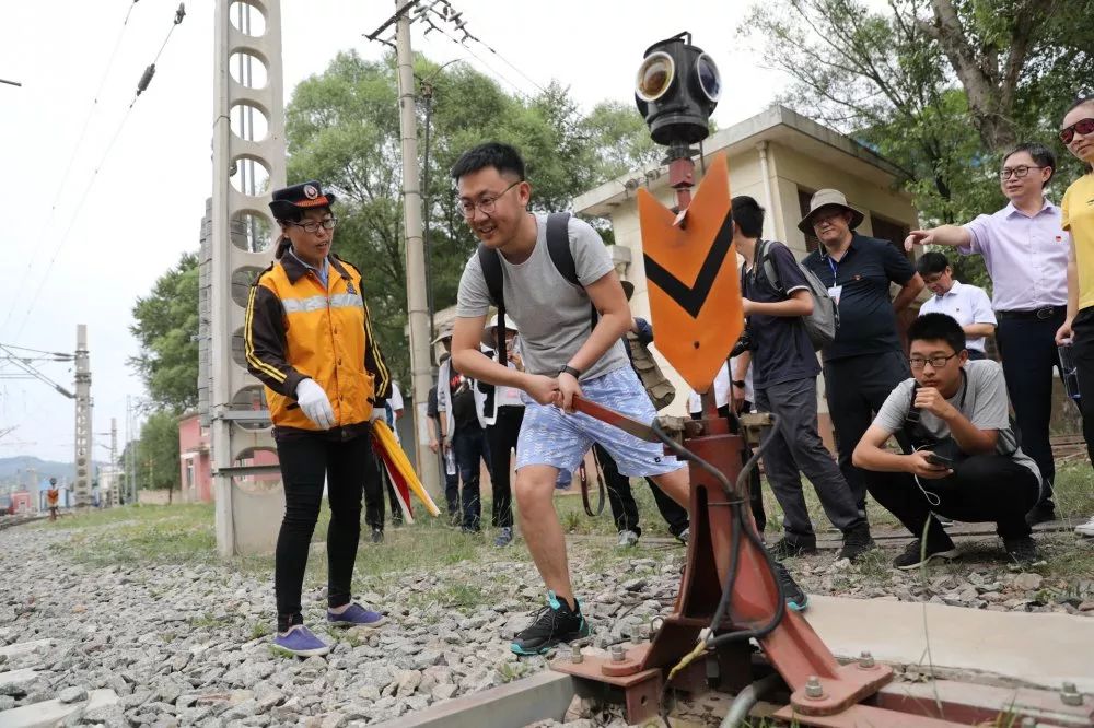 铁路扳道员,曾经是千里铁道线上最常见的身影.