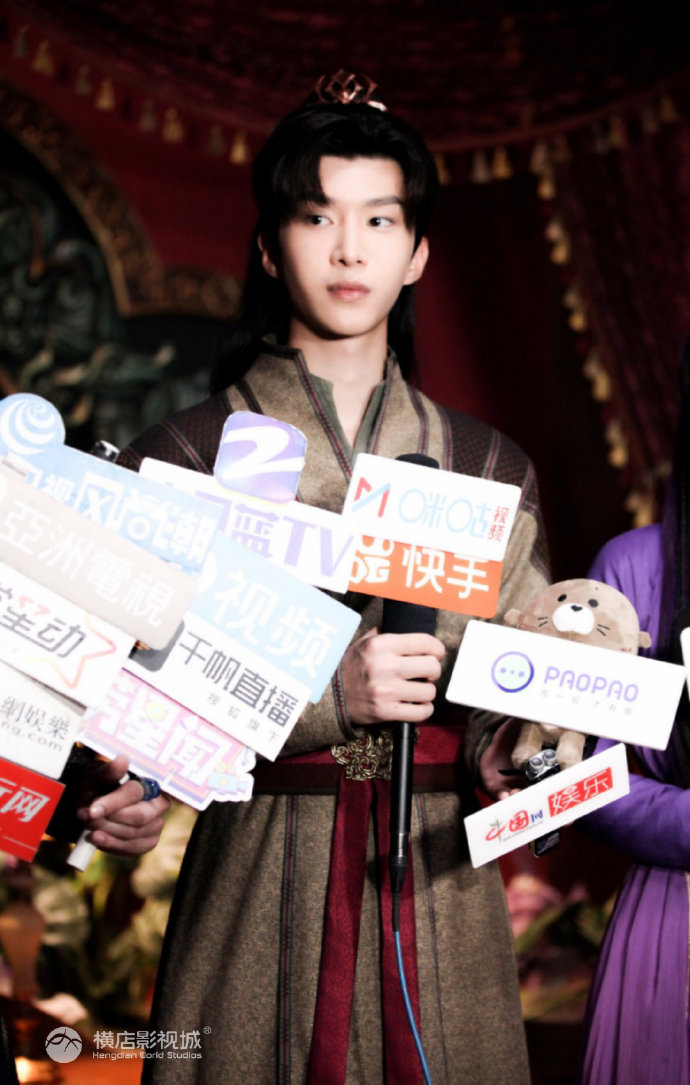 媒体探班《灵域》群访花絮照掉落 福西西表示和程潇拍戏有挑战