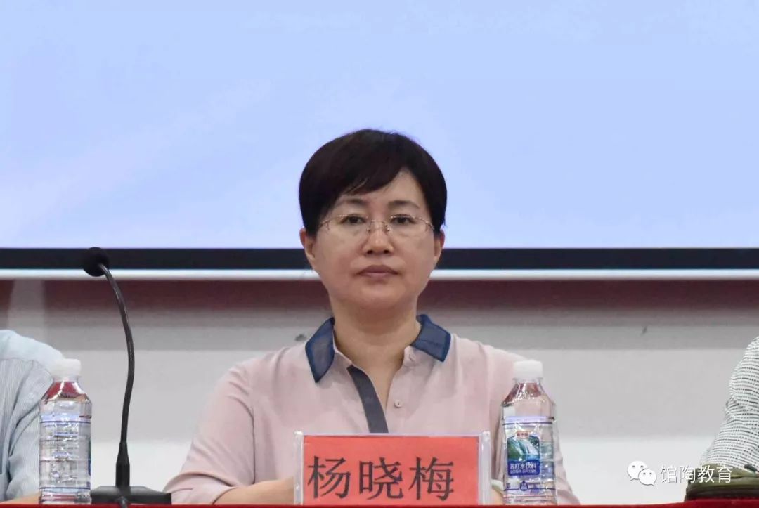 县政府副县长胡桂芹代表县委,县政府就做好2019年中考组考工作讲了三
