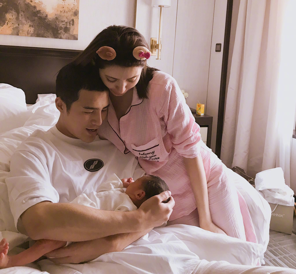 4月29日吴奇隆公布刘诗诗生子的喜讯,5月20日姜潮晒出宝宝脚丫的照