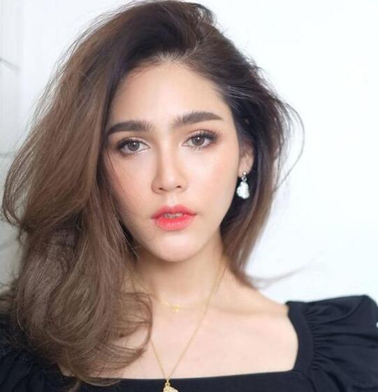 chompoo araya还是英国和泰国的混血儿,曾经出演过《坠落凡间的天使》