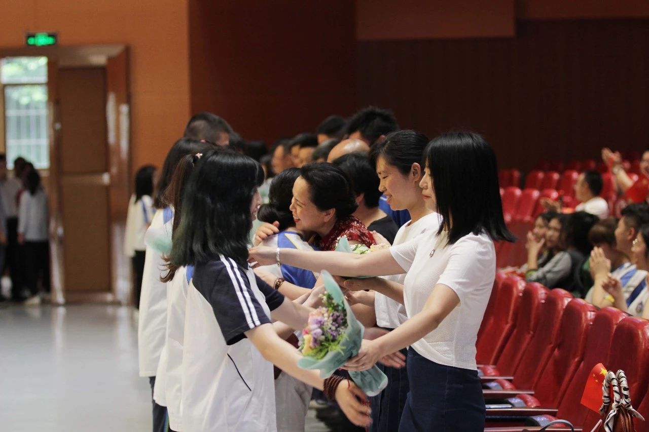 成都石室外语学校站在原地含着含泪目送孩子们走远等待孩子精彩故事