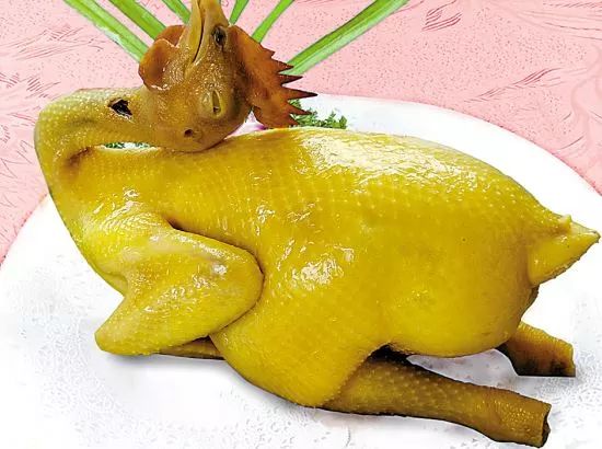 白切阉鸡 |而且吸收了浓香的酱汁,口感丰富走地鸡肉质嫩滑,鸡味浓郁