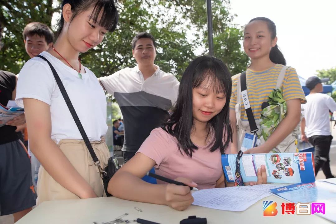 史无前例!今天,两辆大篷车开进了博白县王力中学