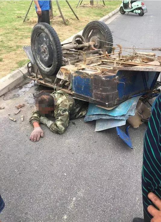 【微靖江】事发城西大道,电动三轮车侧翻路边,一名老人被压车底.