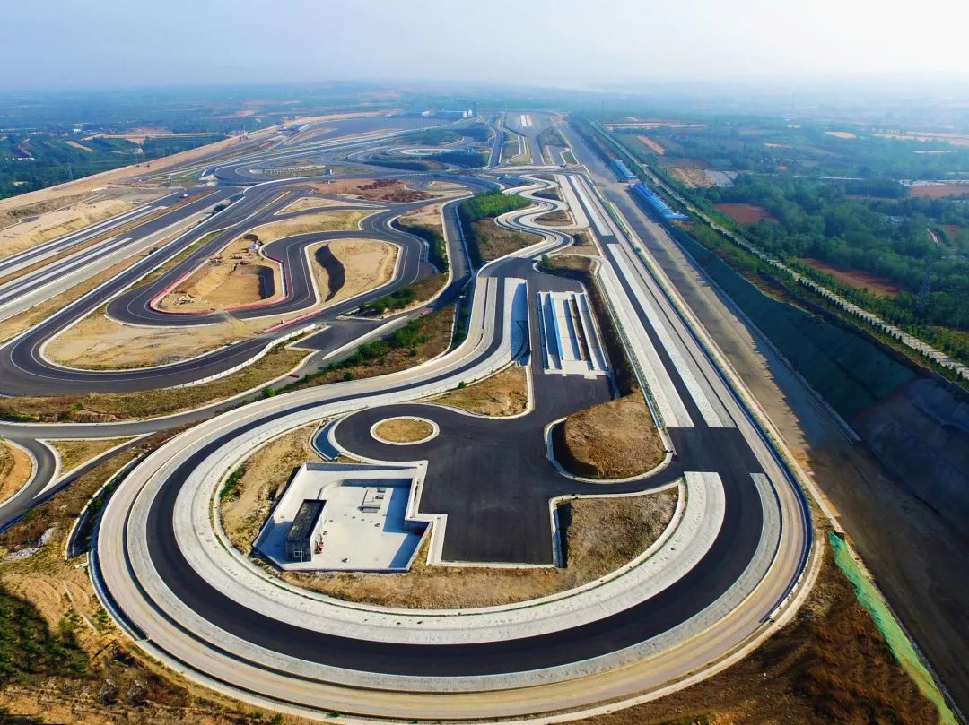 对面的你们看过来这里的风景很精彩