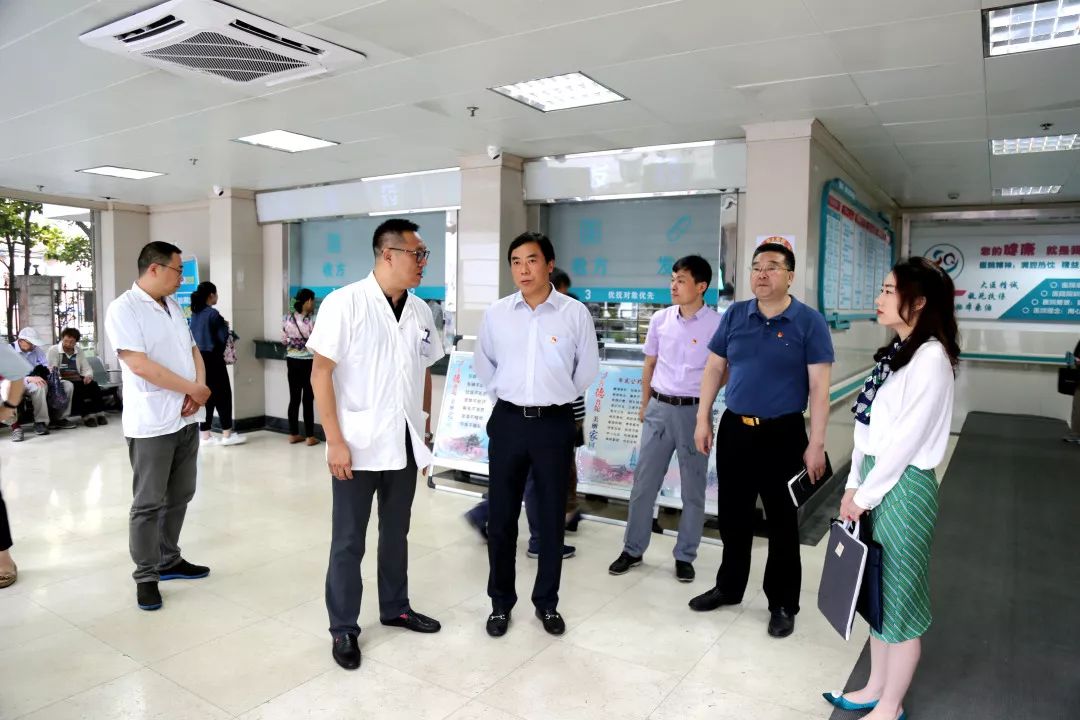 副区长张伟赴石泉街道参加主题党日活动并检查指导文明创建工作