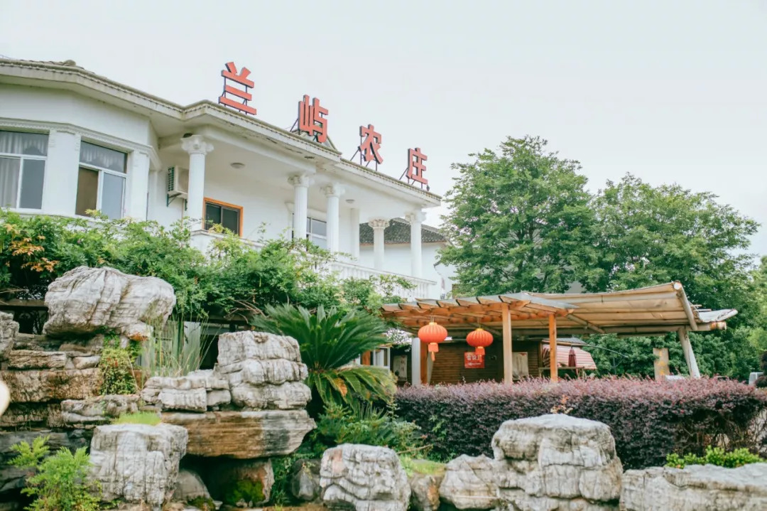 兰屿农庄紫缘杨梅观光园:13645840950这里友情提示,跟小飞君一起的