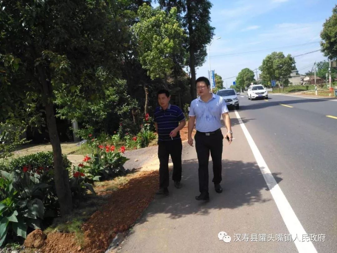 杨友明在各村督导推进样板路段建设