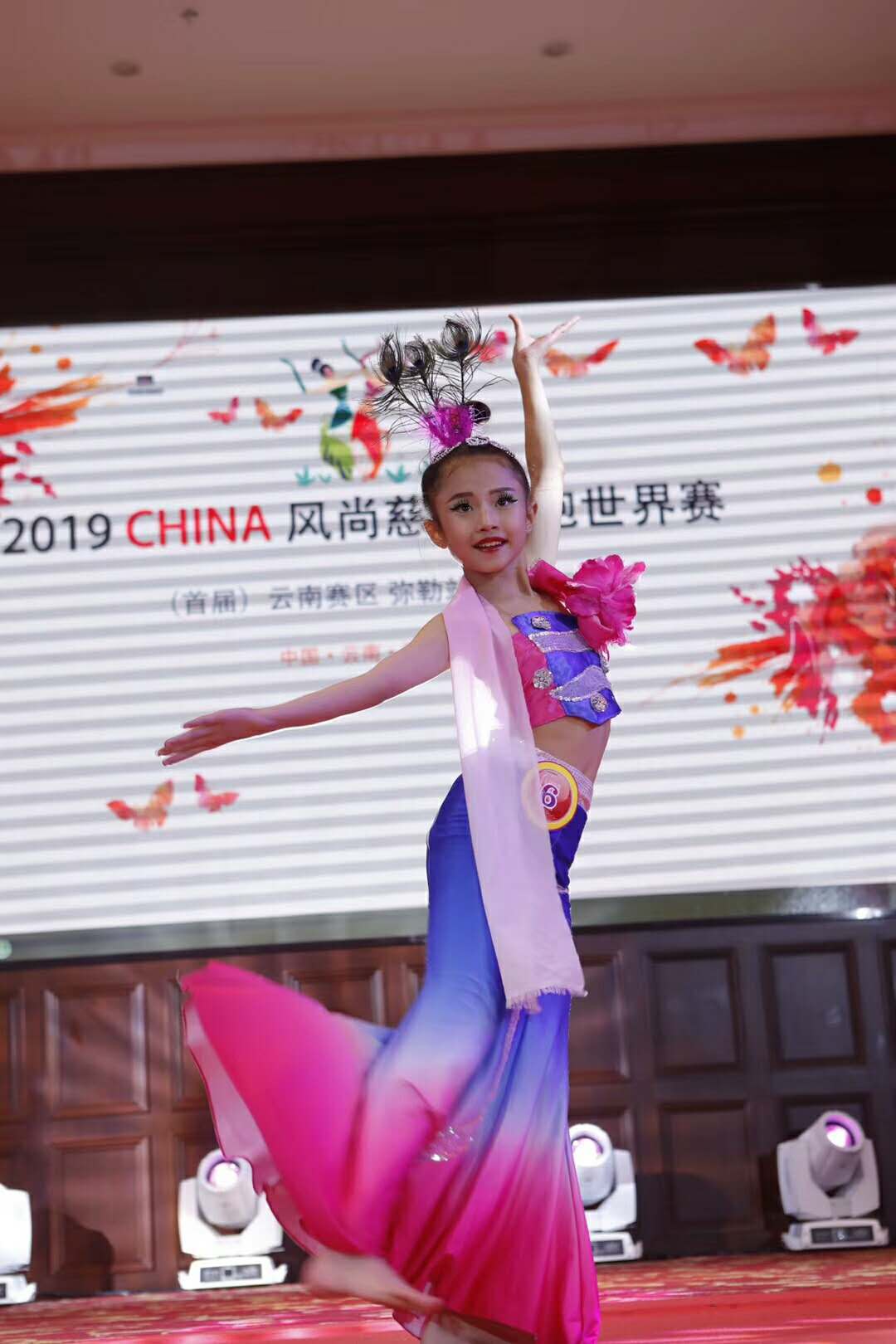 原创携七彩霞衣抹一泓惊艳云南弥勒风尚旗袍世界赛复赛小姐姐精彩演绎