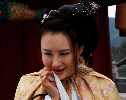 淫夫裴如海被石秀杀死的消息传来,她"目瞪口呆,却不敢说,只是肚里暗暗