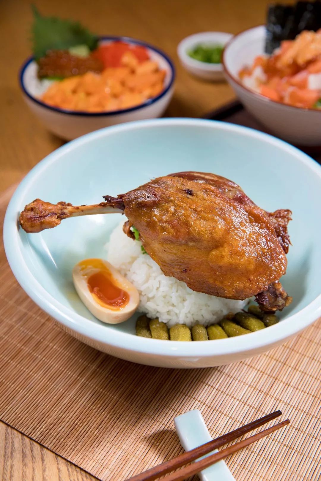 轻松将鸭肉拆下→油光光的油封鸭腿非常酥