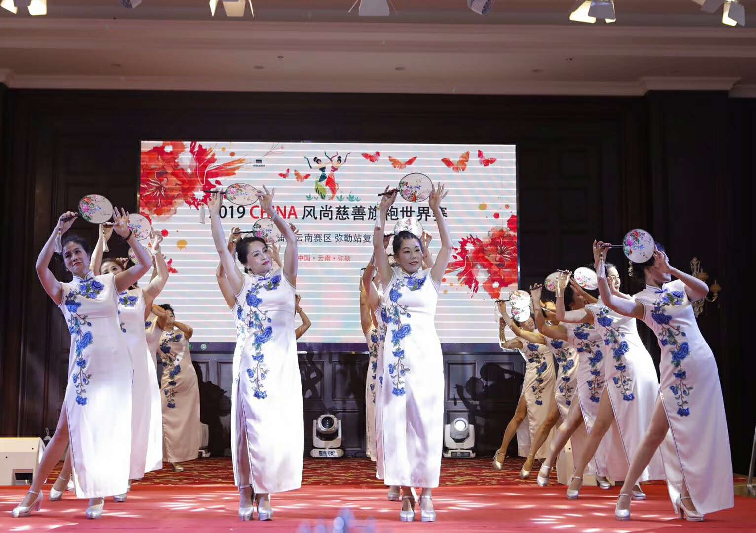 原创携七彩霞衣抹一泓惊艳云南弥勒风尚旗袍世界赛复赛小姐姐精彩演绎