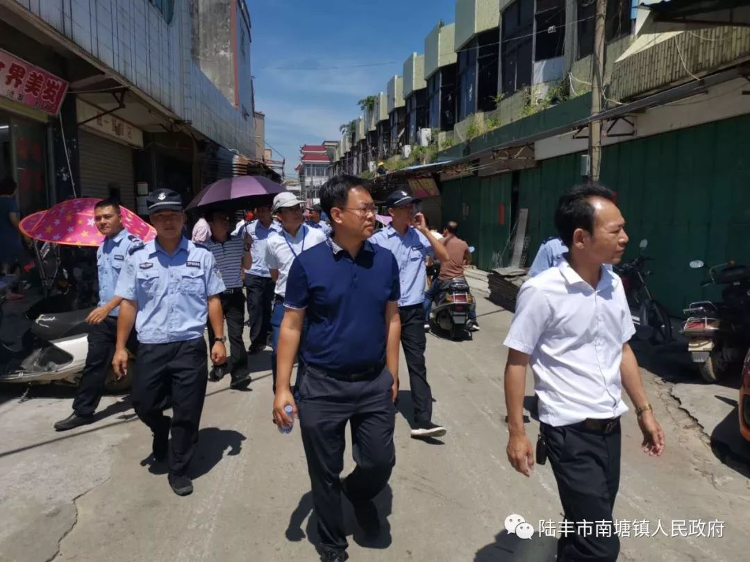 陆丰某地出动80多人对商住户违规占道铁棚进行拆除