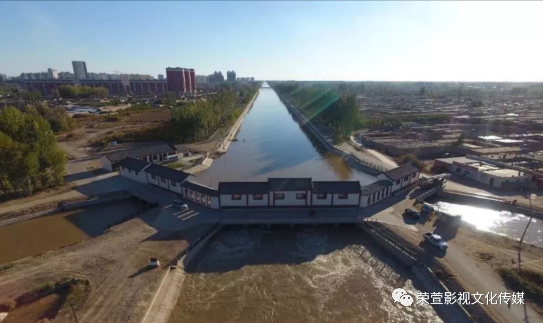 84米的拦河大闸,在磴口县与鄂尔多斯市杭锦旗之间的黄河干流上