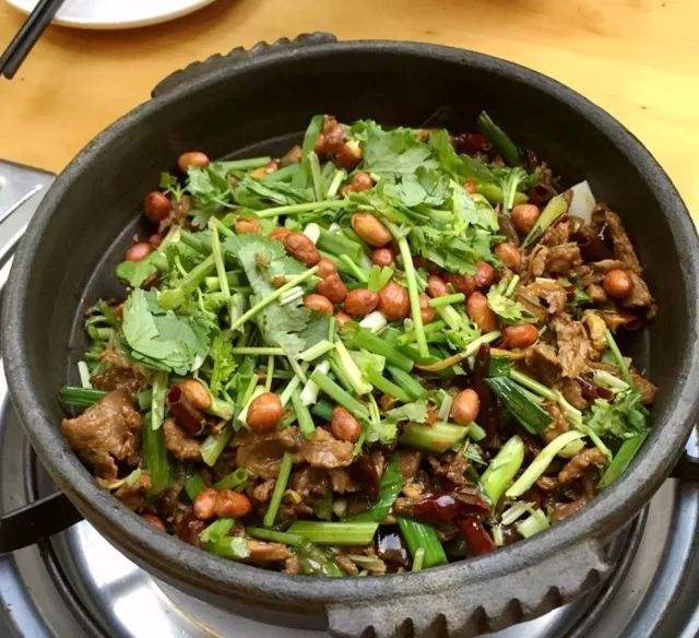 调味烹饪,将宰杀的牛羊头直接下锅食用,烹制好的牛瘪和羊瘪是黄绿色