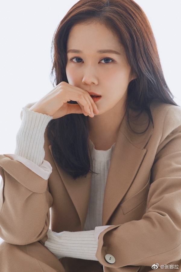 原创38岁张娜拉晒近照一身西装干练十足路人无滤镜头下美若仙女