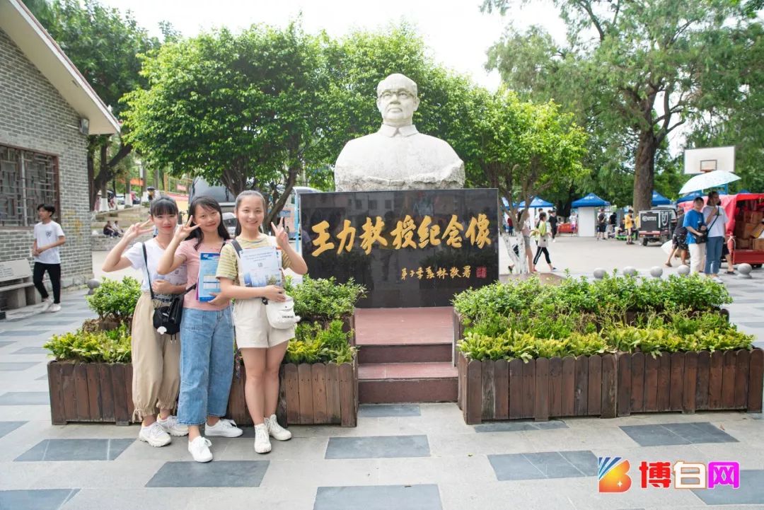 史无前例!今天,两辆大篷车开进了博白县王力中学