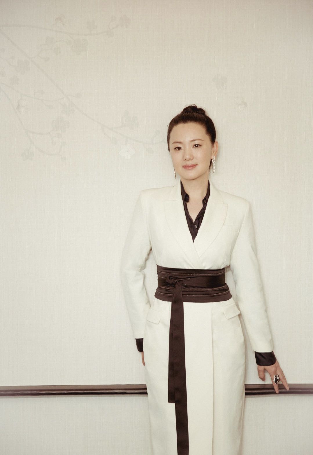 原创49岁新晋影后咏梅终于高调一袭大红披肩礼服配油头超优雅