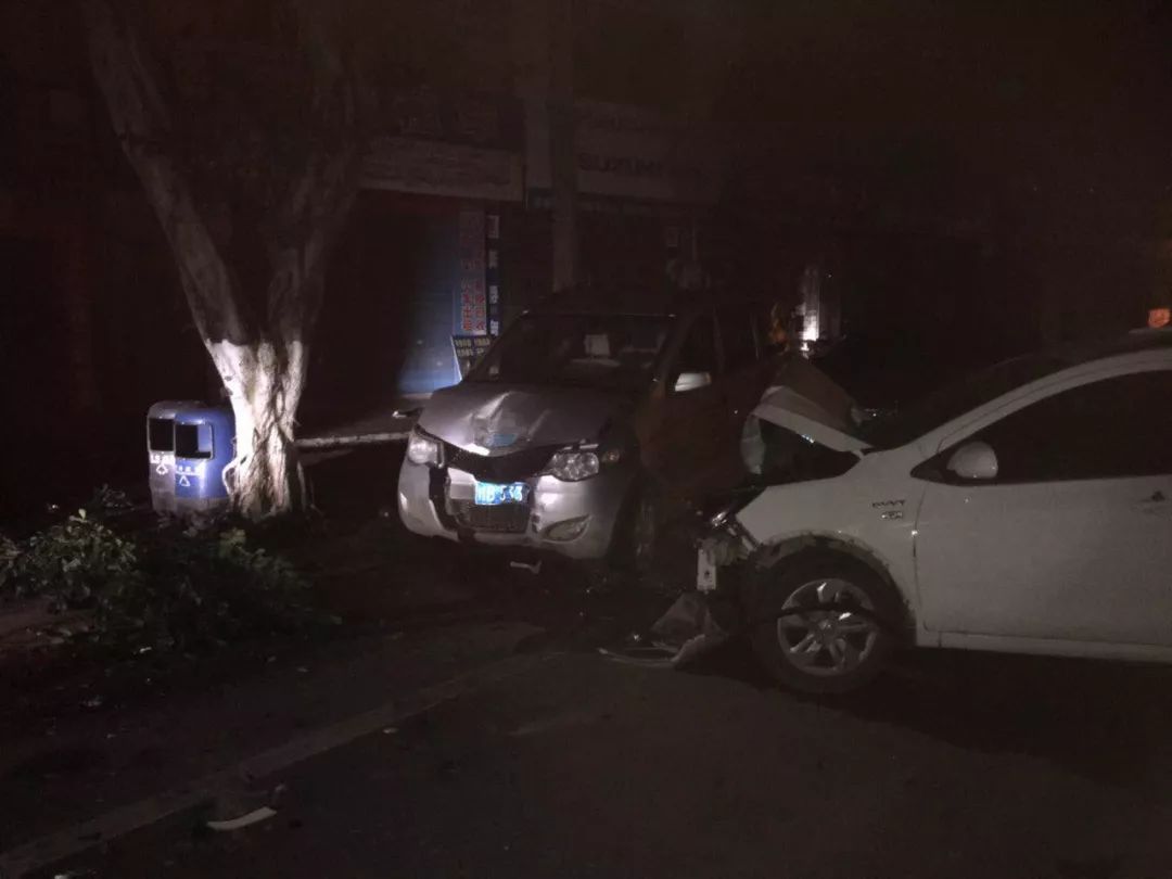 昨晚半夜三更,融安融江社区对面发生车祸,几辆小车被撞惨了