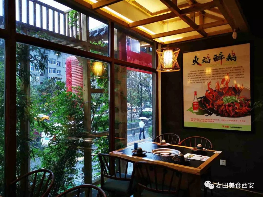 坐在窗前原木色桌椅加上花草装饰环境浪漫唯美~原来环境如此清新唯美!
