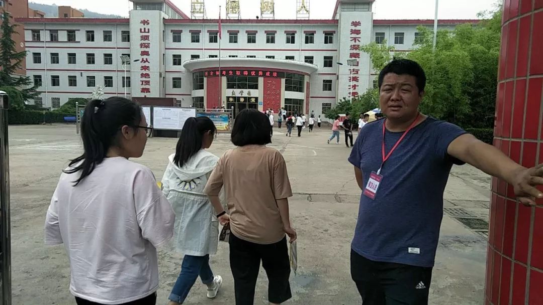 多图乡宁中考实拍天公不作美还下着雨