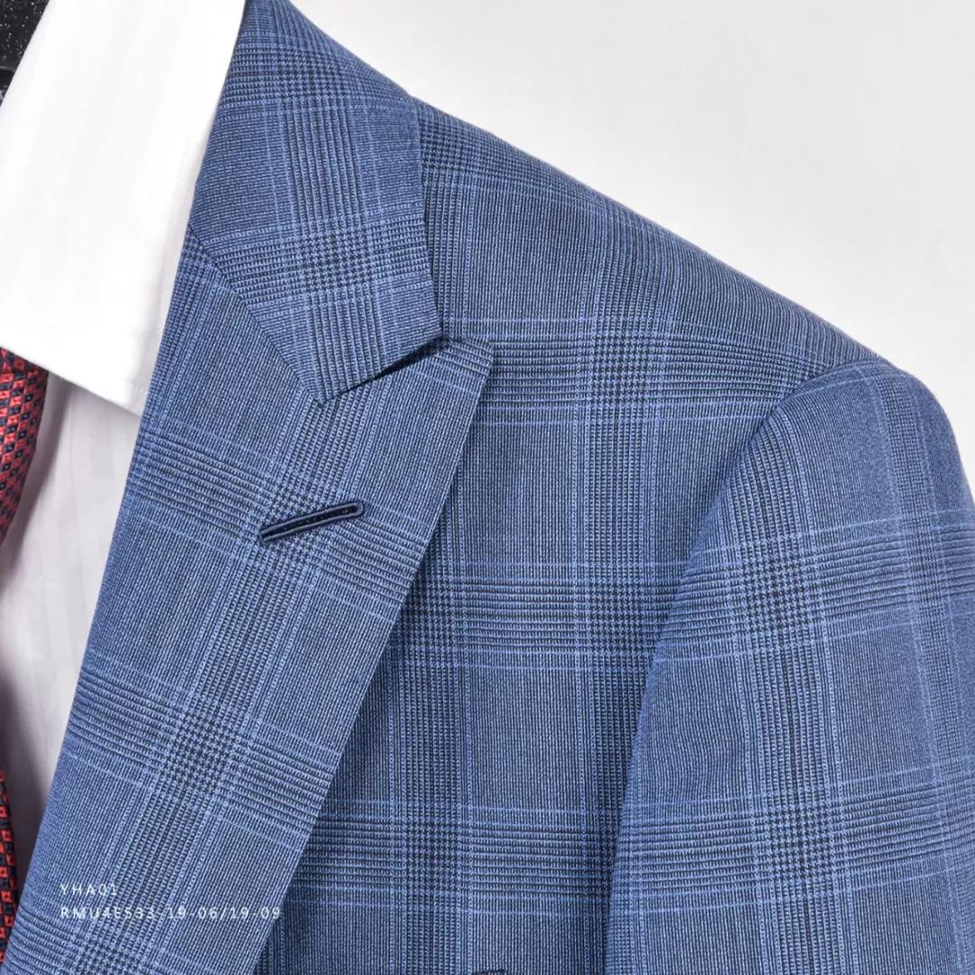 青果领没有领尖,边缘平滑,形似青果,一般只出现在礼服上,多用缎面装饰