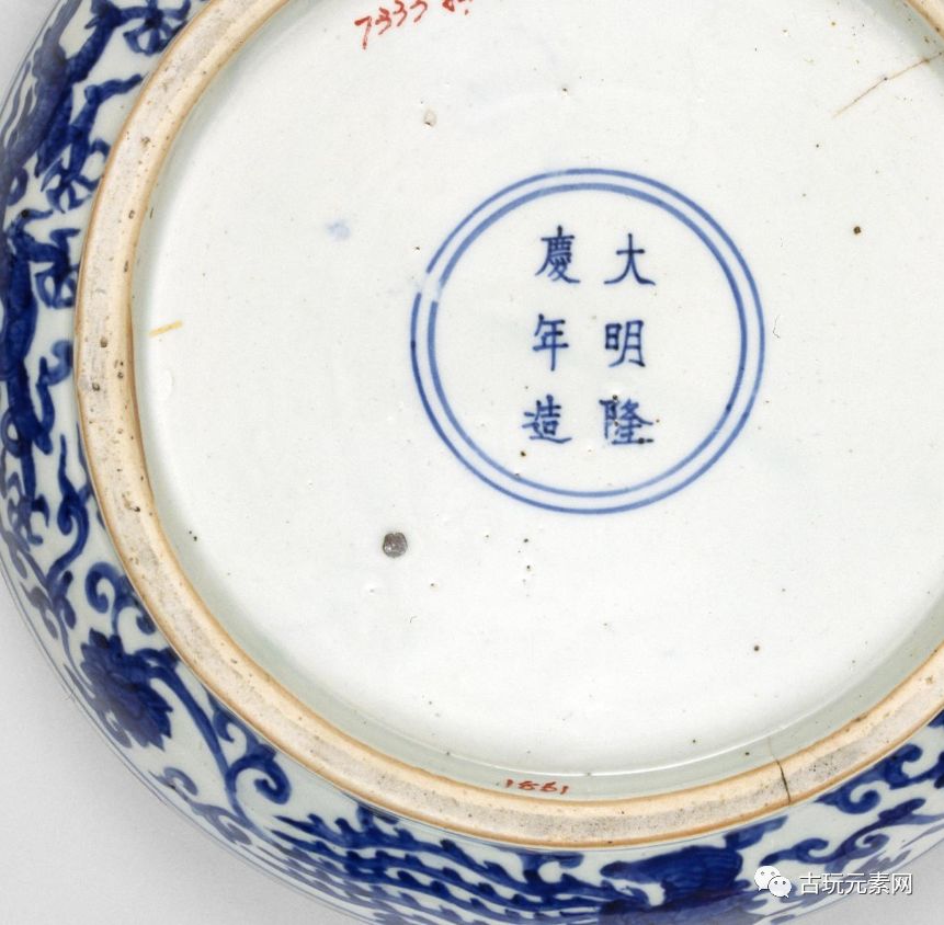 明穆宗朱载垕年号)朝仅历时6年,青花瓷和五彩瓷是隆庆官窑的主要产品