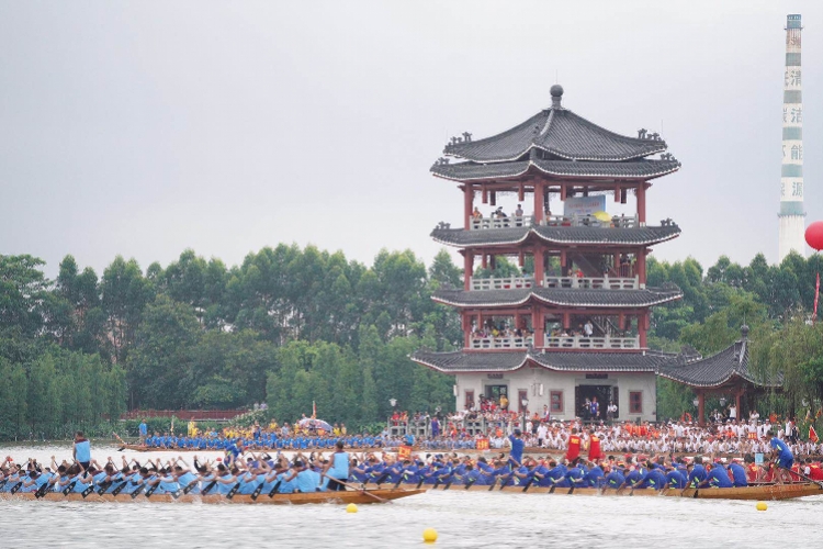 慕名前来的游客表示:"我们从广州过来的,早就关注五月十六麻涌龙舟景