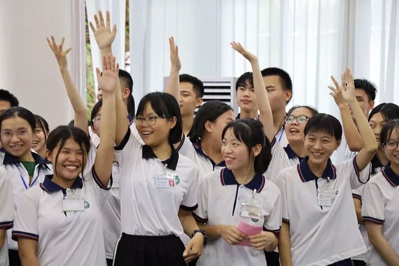 潮阳城郊中学,聚集了1000多人.