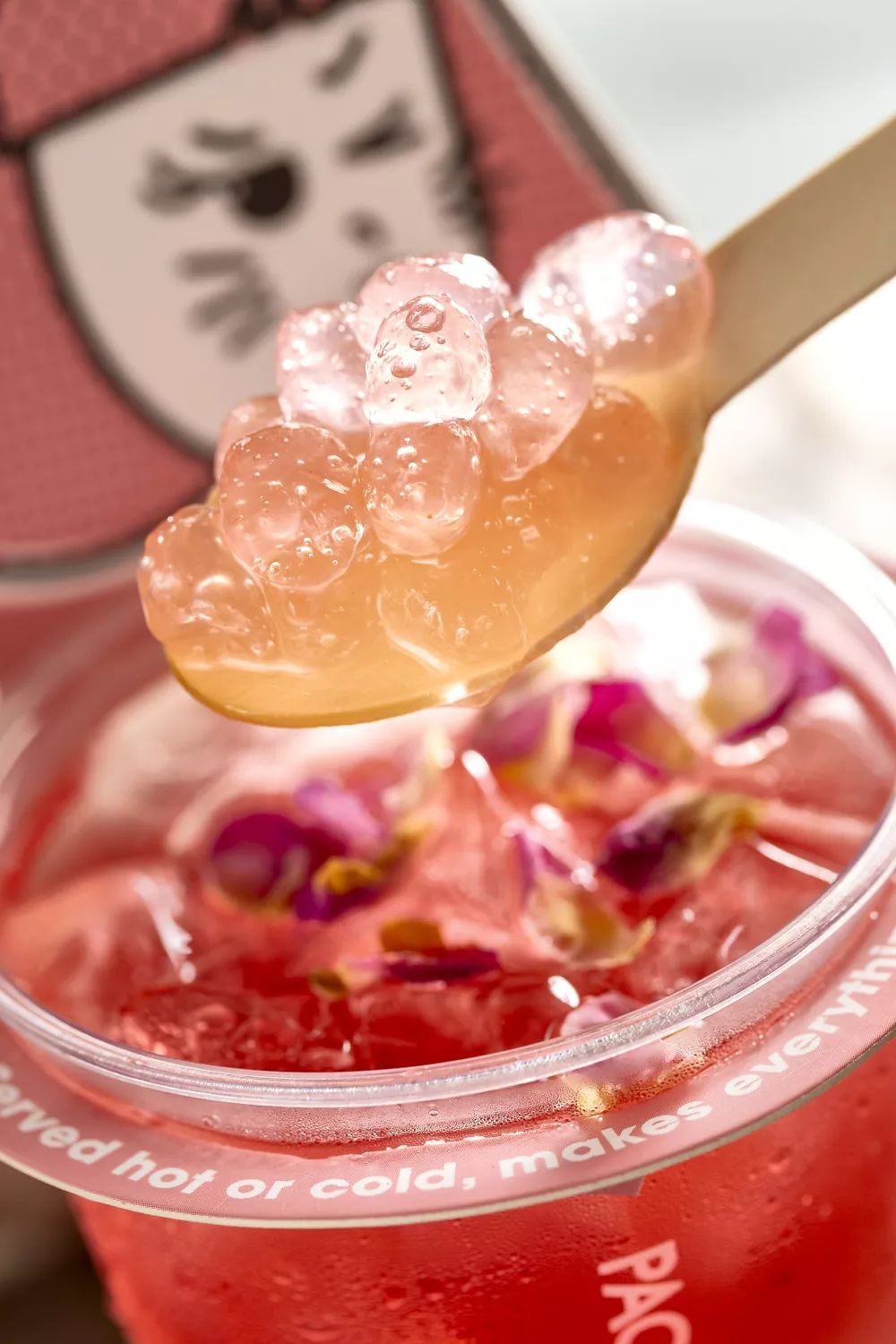 荔枝是夏日限定版的甜蜜,荔枝和玫瑰,仿佛彼此带着正负极,一相遇就有