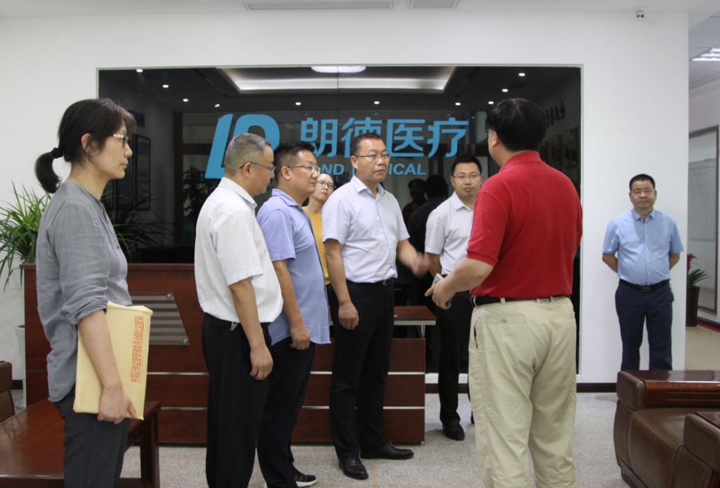 座谈会上,湖北朗德医疗科技有限公司董事长朱世新汇报了公司生产经营